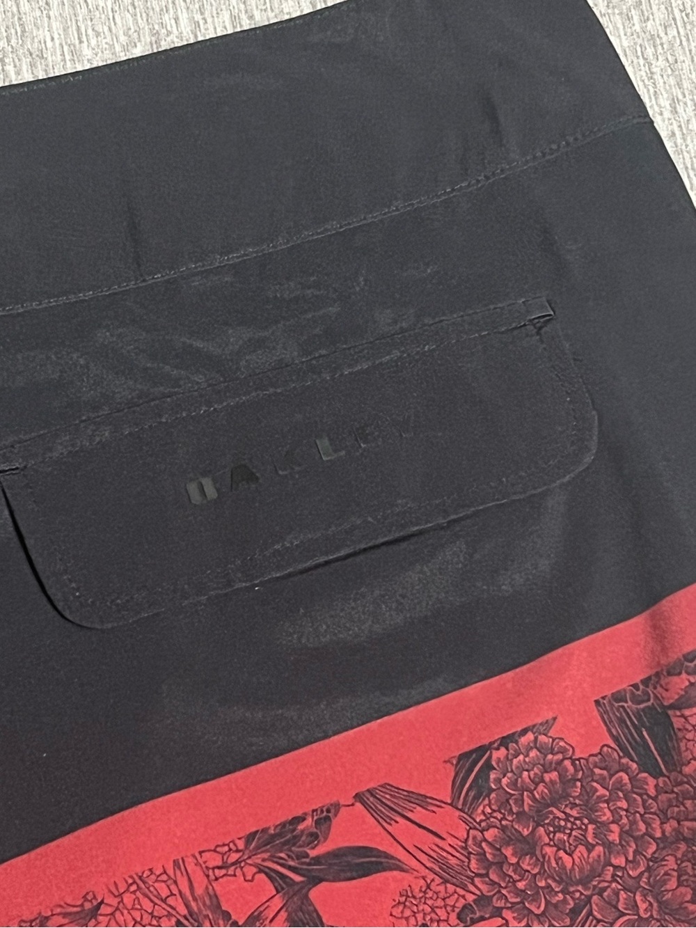 Oakley Men’s Black & Red Floral Swim Board Shorts - Picture 6 of 13